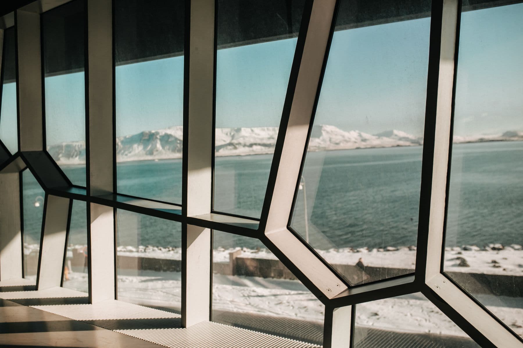 Útsýni yfir sundin frá gluggum í Reykjavík